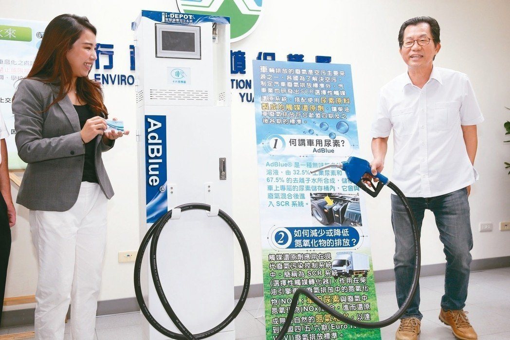環保署長李應元（右）澄清逼迫出廠10年以上舊車強制淘汰是不實說法，未來管制政策是...