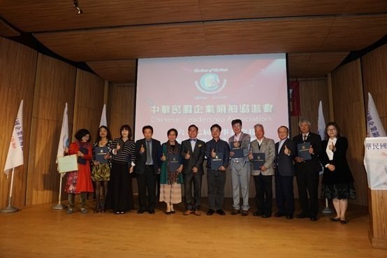 第六、七屆理事長與各理監事合影。 楊連基／攝影