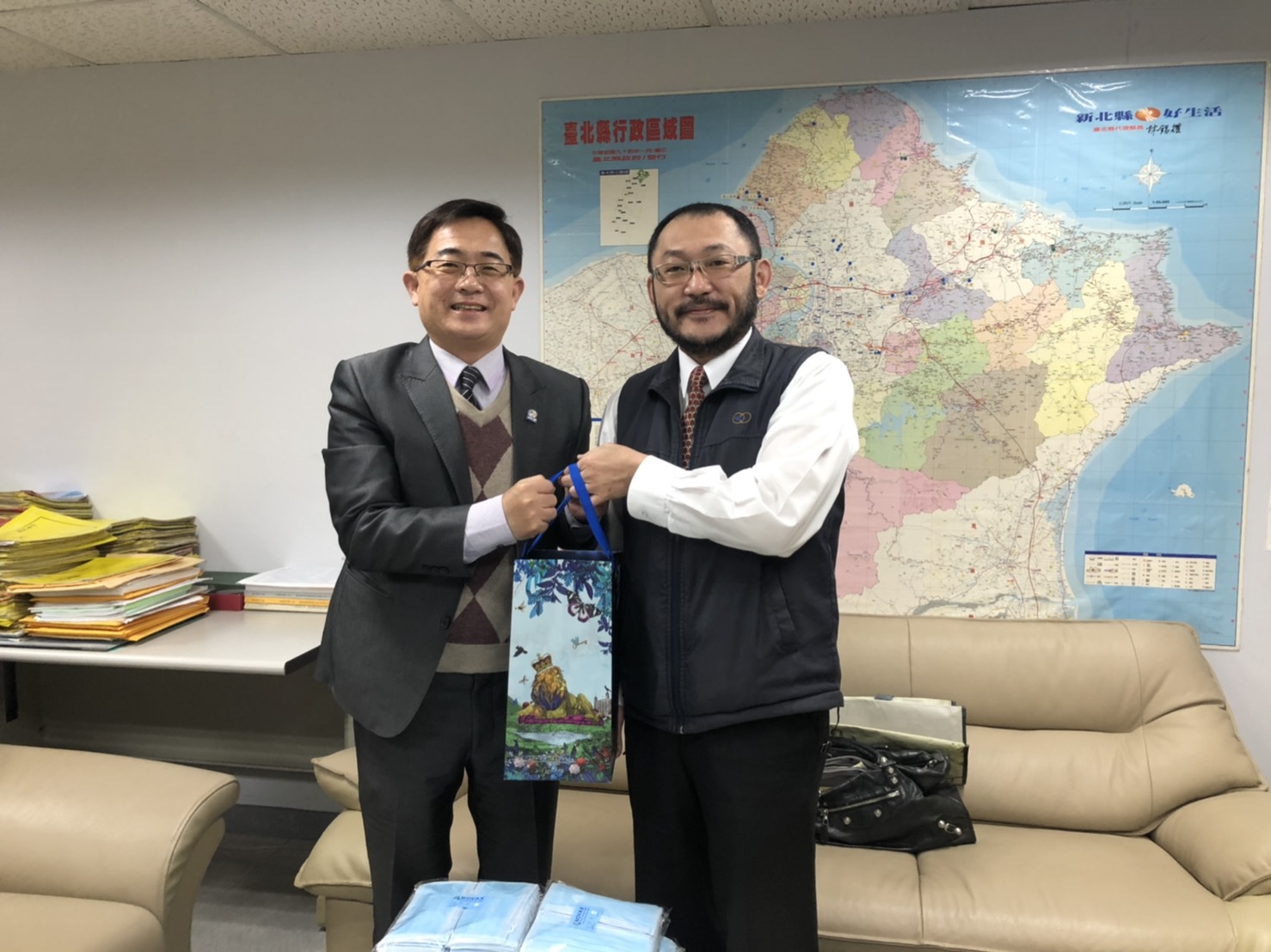 The first frontline of mask shortage! Anti-epidemic battle! Yang Lien-Chih of NOVAX Chairman cares the health of passenger transport drivers and delivers masks for the passenger transport industry in person.