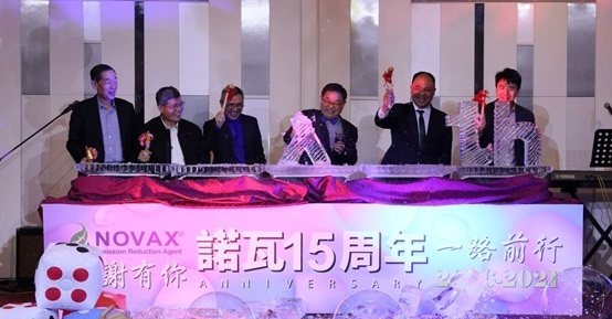 諾瓦公司董事長與會場嘉賓共同主持破冰儀式。 諾瓦材料科技／提供