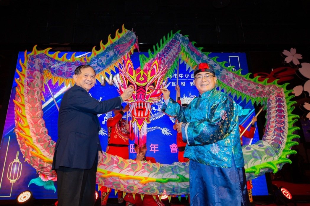 桃園市中小企業協會創會理事長劉志雄(左)、與現任理事長楊聯智(右)，一同為祥龍點...